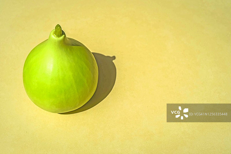 奶油色背景上隔离的葫芦图片素材
