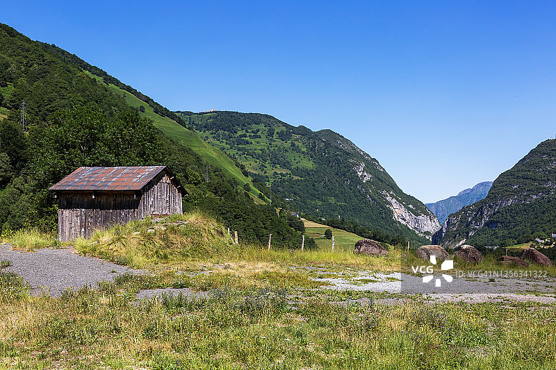比利牛斯山脉中的棚屋图片素材