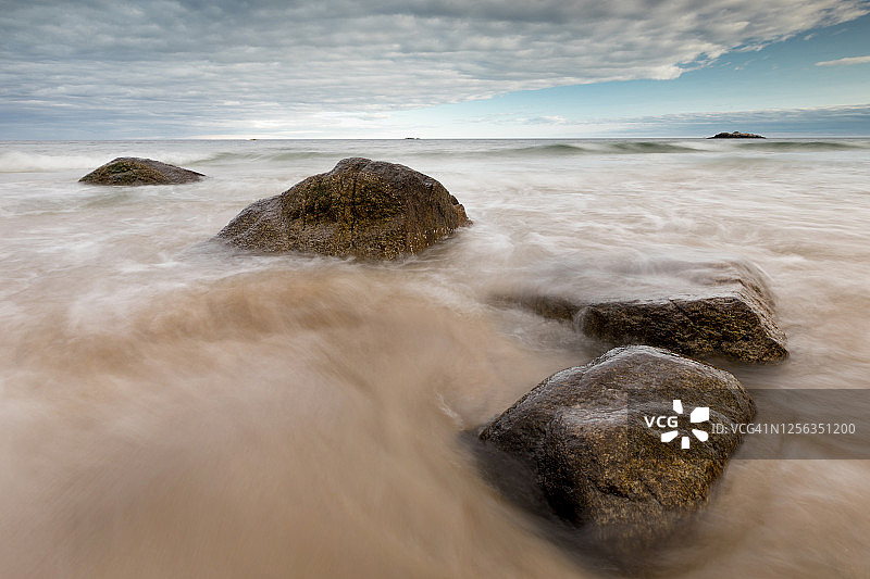沙滩上的流水岩石图片素材