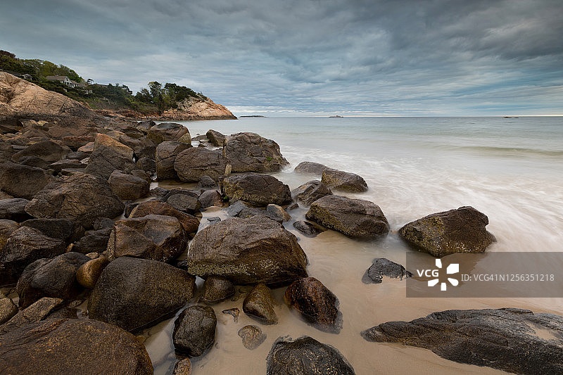 沙滩海岸线上的岩石图片素材