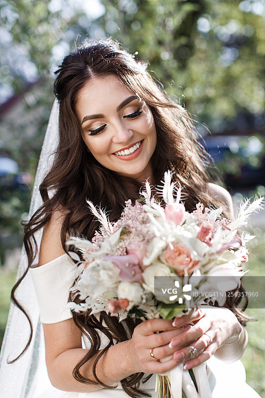 微笑新娘的趣味户外肖像图片素材