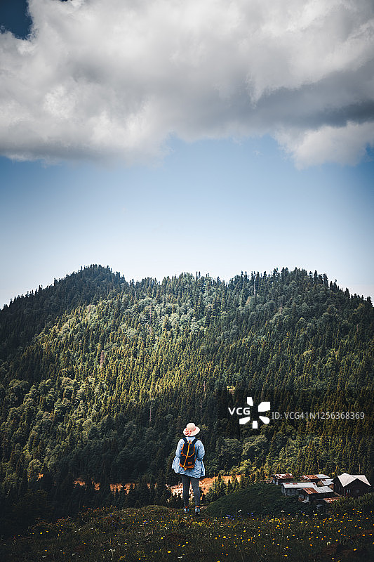 年轻女人享受大自然并在森林中徒步旅行图片素材