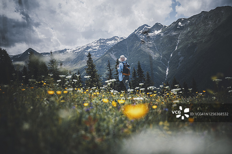 年轻女人享受大自然并在森林中徒步旅行图片素材