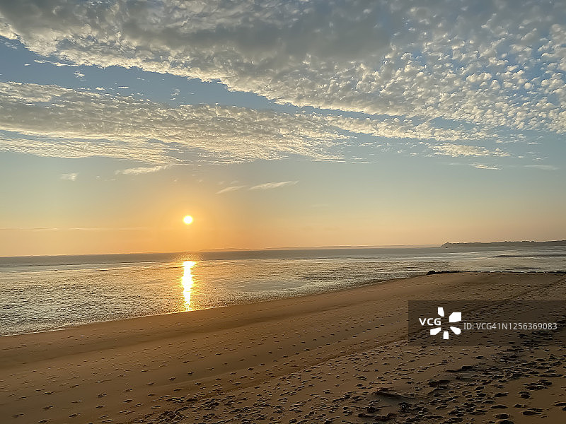 科德角海滩上的壮丽日落图片素材