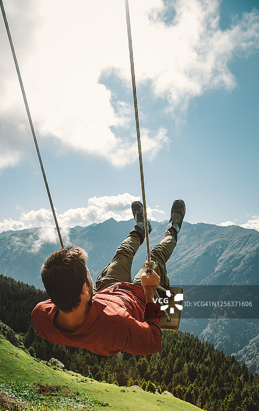 在土耳其卡奇卡尔山区自由摇摆的年轻人图片素材