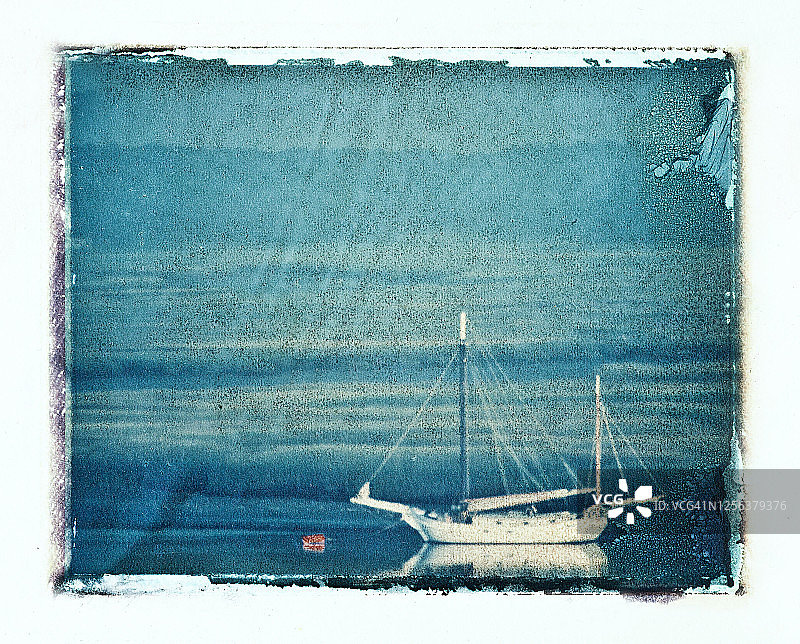 停泊在河或海湾的大型古董帆船图片素材