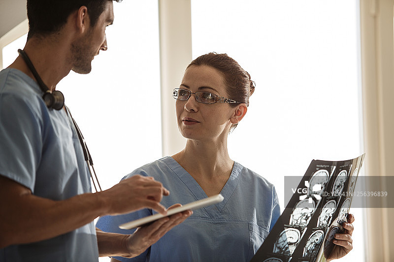 外科医生讨论脑肿瘤患者的手术方案图片素材