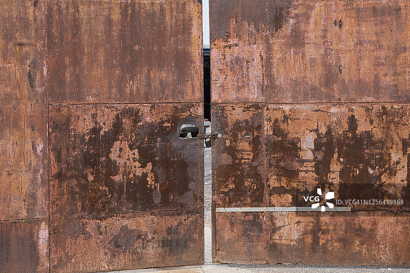 生锈门上的旧锁图片素材