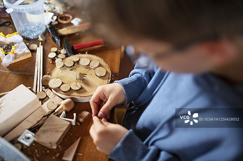 小男孩喜欢做手工和木工图片素材