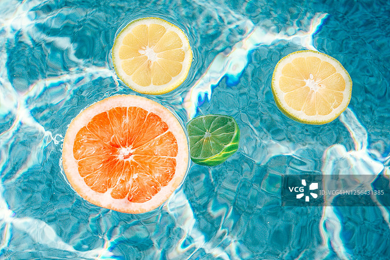 水中漂浮的葡萄柚、柠檬和酸橙图片素材