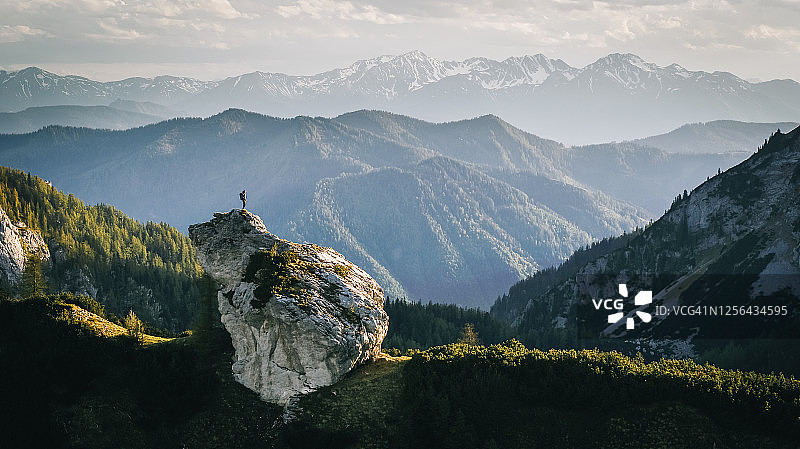 徒步旅行者在日出时分在山脊上放松身心图片素材