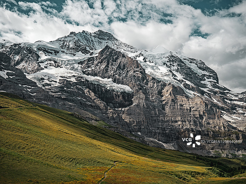 瑞士阿尔卑斯山少女峰地区崎岖岩石纹理和壮丽高山冰川景观全景照片图片素材