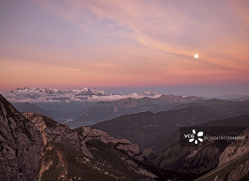 从皮拉图斯山顶拍摄的月亮，俯瞰瑞士阿尔卑斯山脉图片素材