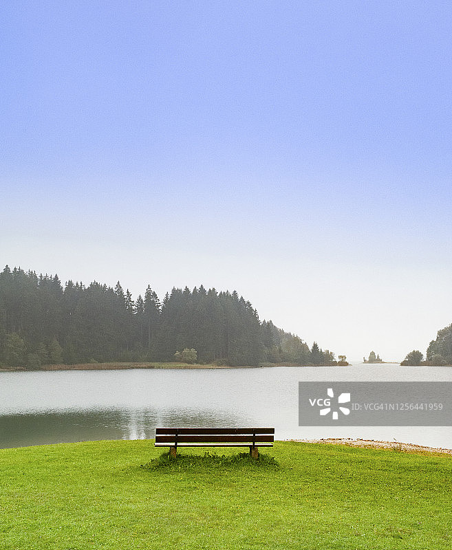 湖边绿色草地上的长椅图片素材
