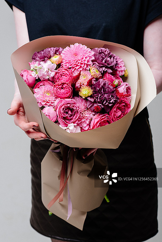 米色包装中的鲜花花束图片素材