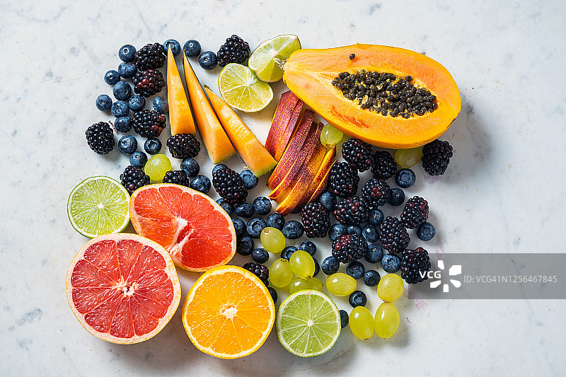 大理石背景上的什锦水果图片素材