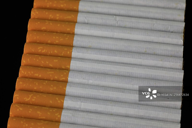 黑色背景上的冒烟香烟图片素材