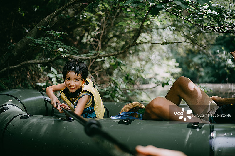在充气筏上玩耍的快乐年轻女孩图片素材