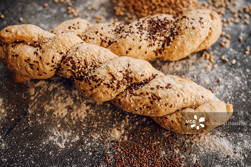 木桌上的谷物和芝麻糕点图片素材