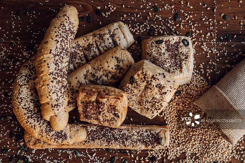 木桌上的糕点和谷物图片素材