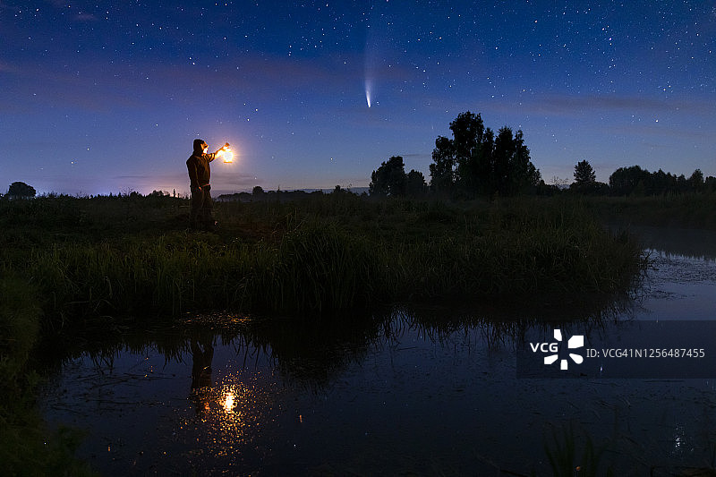 C/2020 F3 Neowise彗星与提灯人图片素材