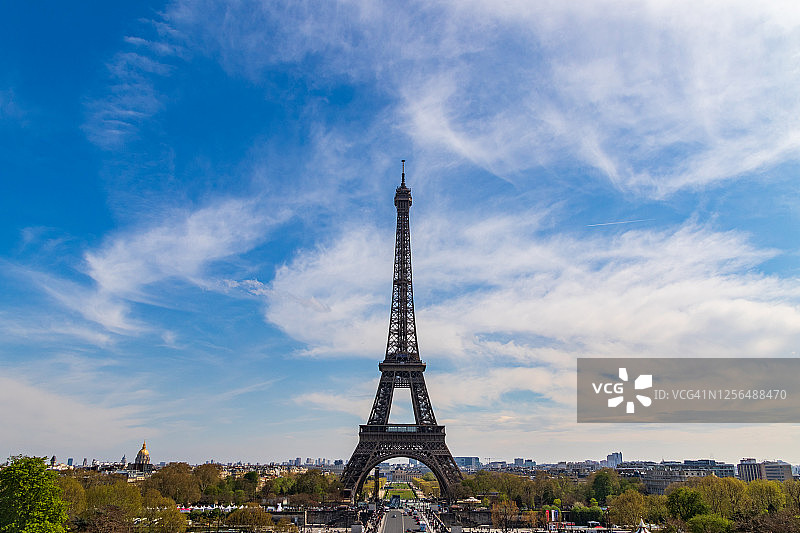 法国巴黎晴朗天空下的埃菲尔铁塔图片素材