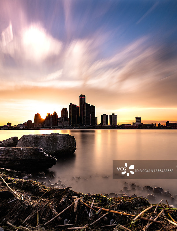 密歇根州底特律：黄昏时分的城市天际线长曝光图片素材