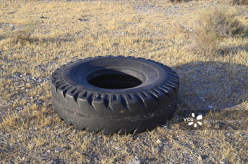 乡村的旧卡车车轮图片素材