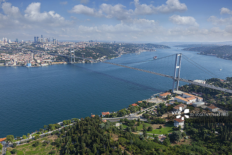 伊斯坦布尔的博斯普鲁斯海峡大桥图片素材