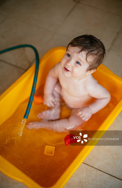 在浴缸里玩耍的可爱婴儿图片素材