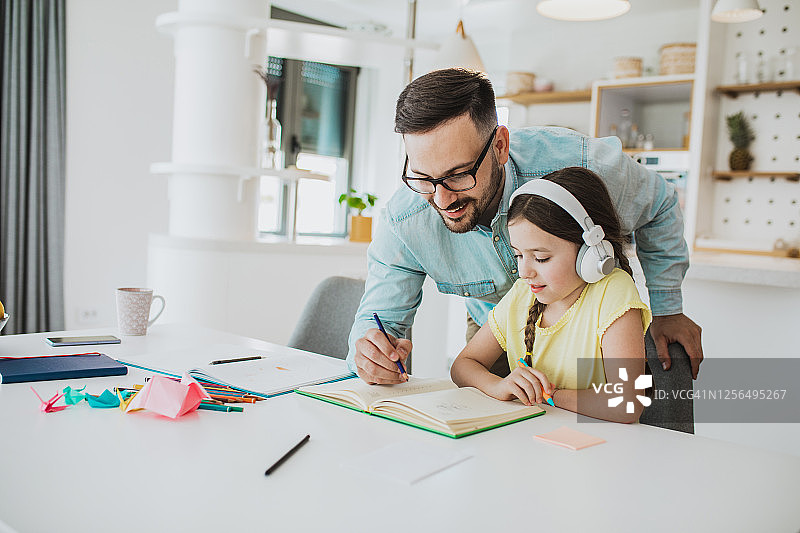 和父亲一起做作业图片素材