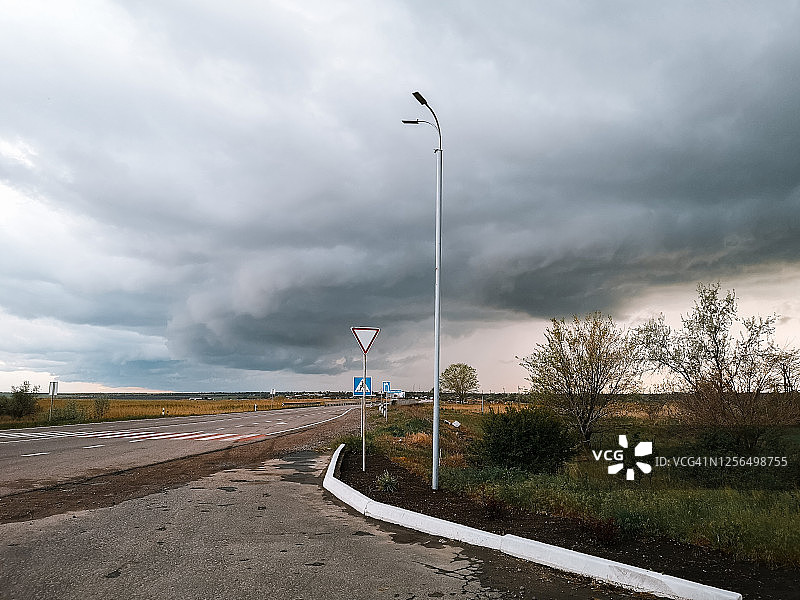 旅途中的暴风雨天气图片素材
