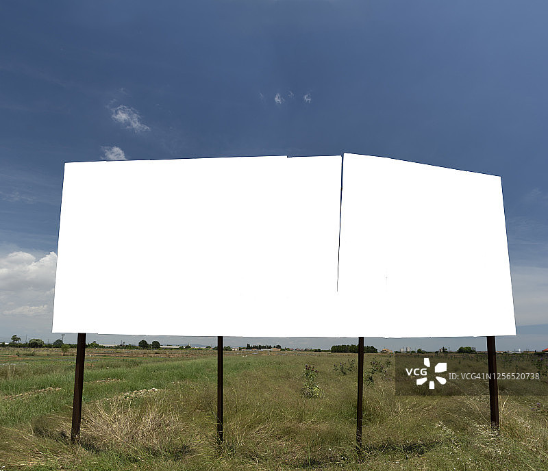 蓝天下田野里的旧广告牌图片素材