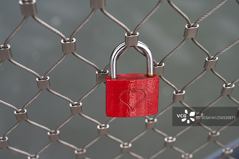 瑞士比尔市的爱情锁图片素材