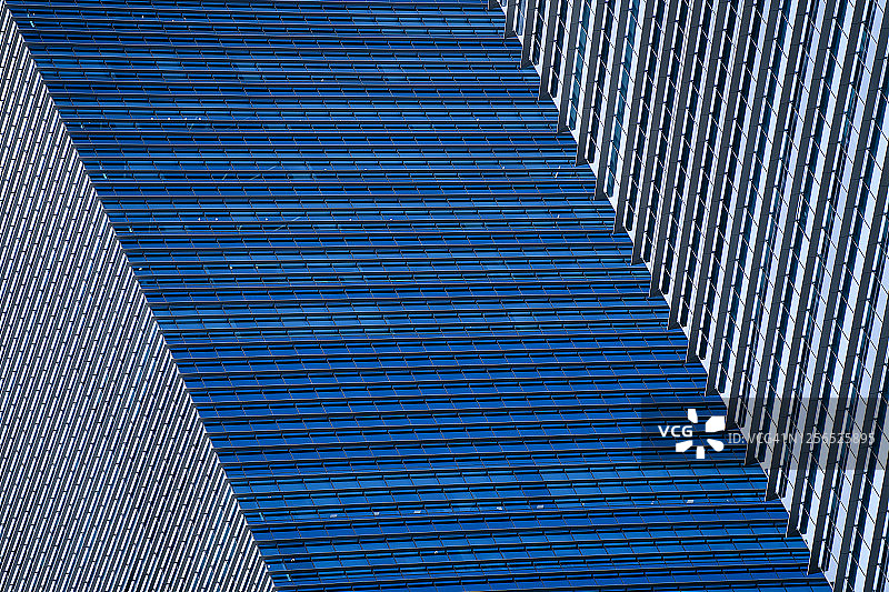 新加坡街头的高层玻璃摩天大楼，办公室窗户背景特写图片素材