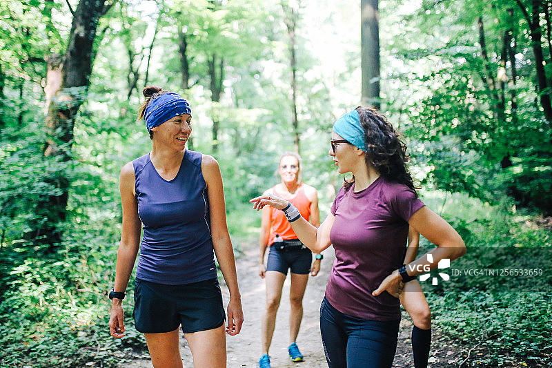 一群在森林里跑步的女子跑步者图片素材