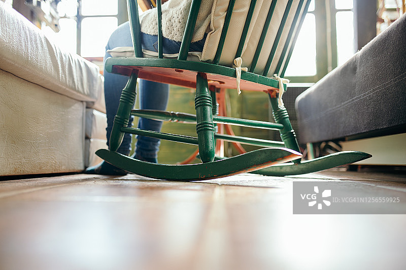 女人坐在客厅的摇椅上图片素材