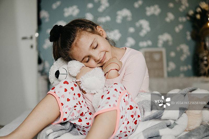 充满活力的学龄前女孩在家玩耍图片素材