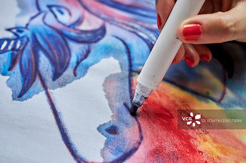 用毡尖笔绘画的女艺术家图片素材