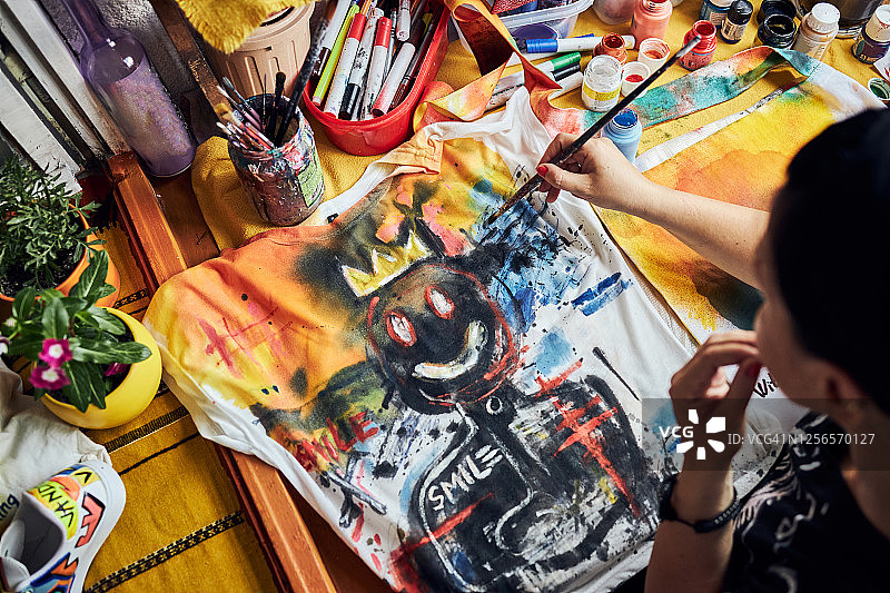 在T恤上绘画的女艺术家图片素材
