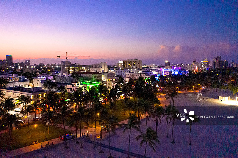 美国佛罗里达州迈阿密南海滩的日落航拍图片素材