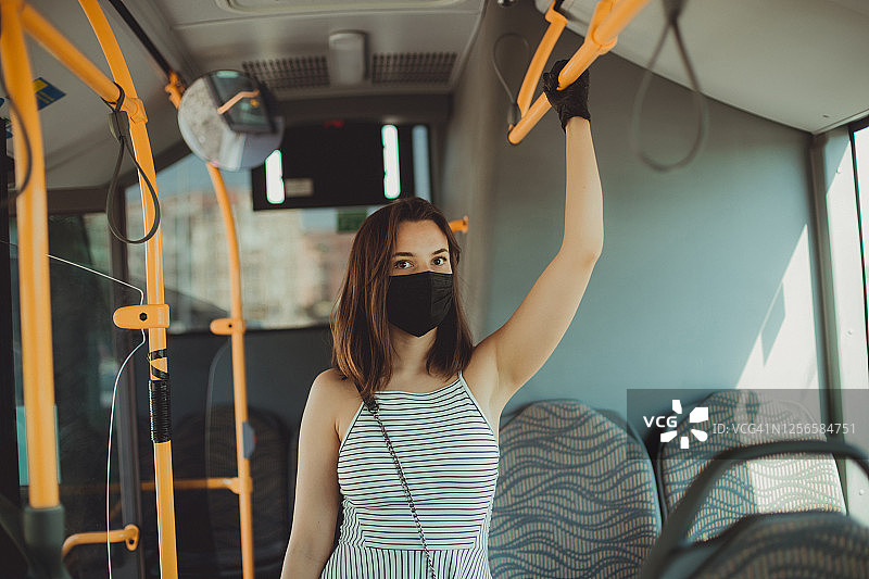 独自一人在公交车上图片素材