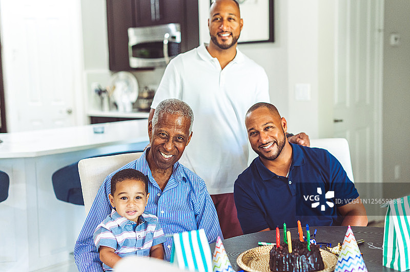 一个非裔美国家庭中的各年龄段男士微笑的坦率肖像图片素材