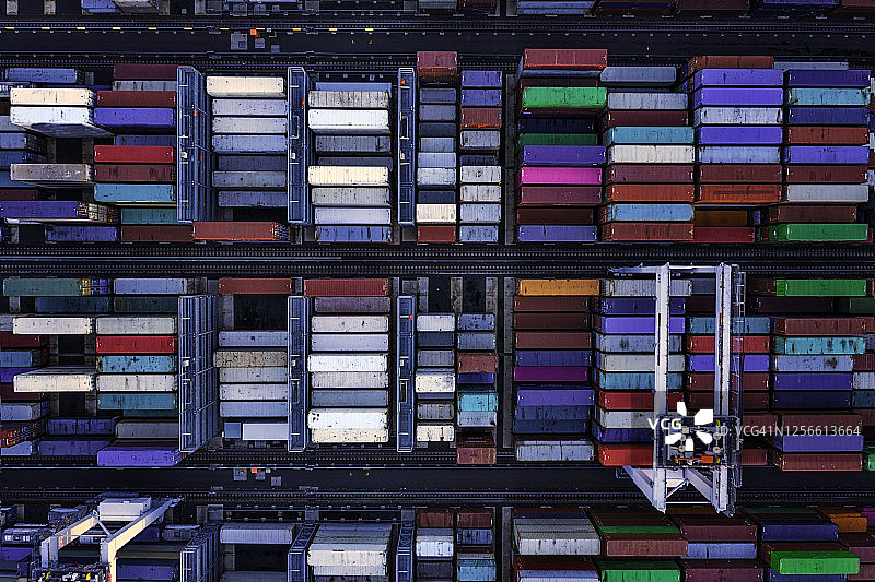 墨尔本港货运区的彩色集装箱图片素材