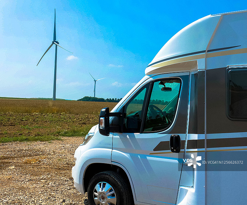 远处有风力涡轮机的房车图片素材