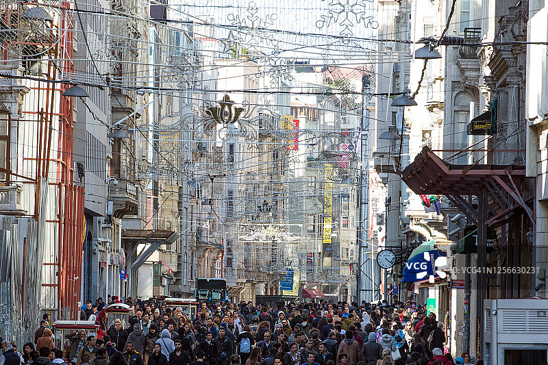 伊斯坦布尔拥挤的购物街图片素材