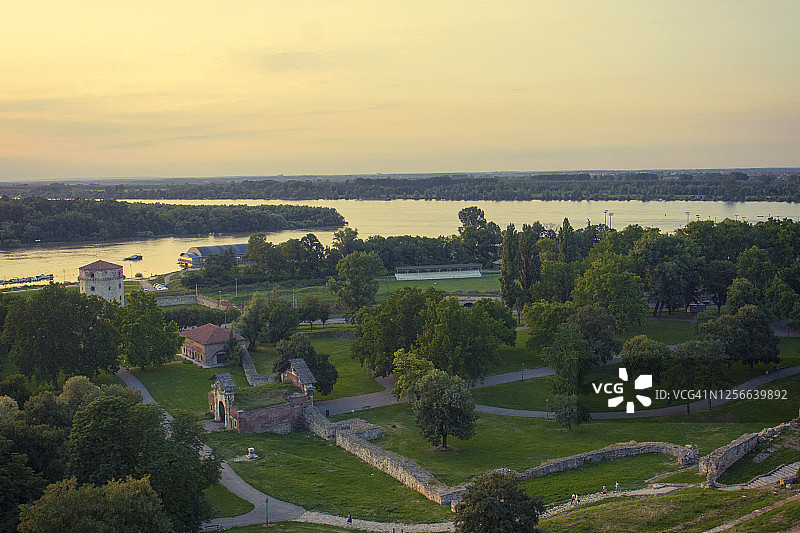 贝尔格莱德要塞：多瑙河与萨瓦河交汇处的日落图片素材