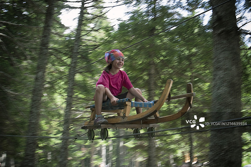 在塞尔维亚旅行：绳索旋转木马上的小女孩图片素材