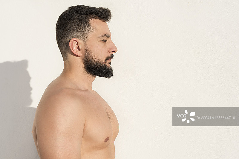 自然光下的中年络腮胡男人侧面轮廓图片素材