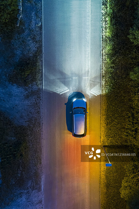 夜间街道上的汽车航拍图图片素材